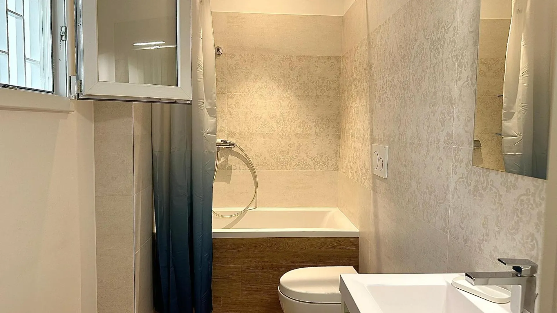 Charm & Style Bari - Large Central Apartment - Bari 0*,  Itálie