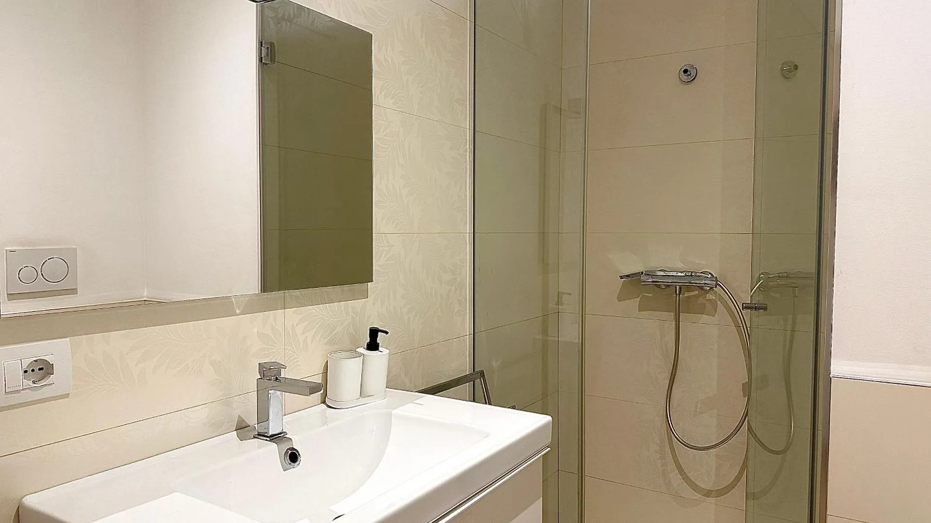 Charm & Style Bari - Large Central Apartment - Bari 0*,