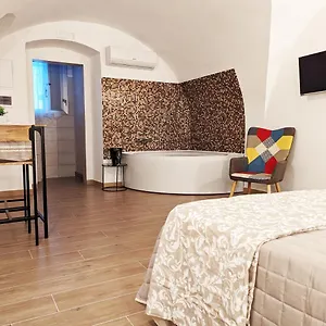 Appartamento Ravi Suite, Romantico Rifinito Con Vasca A Vista, Bari
